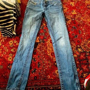 Blue jeans with zipper pockets